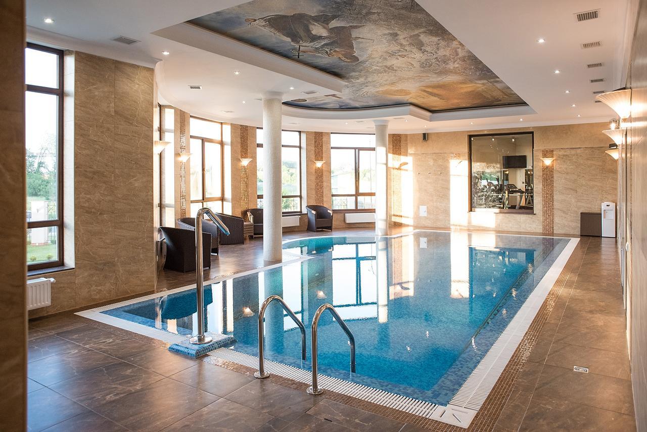 Shato Hotel Chervonograd Bagian luar foto