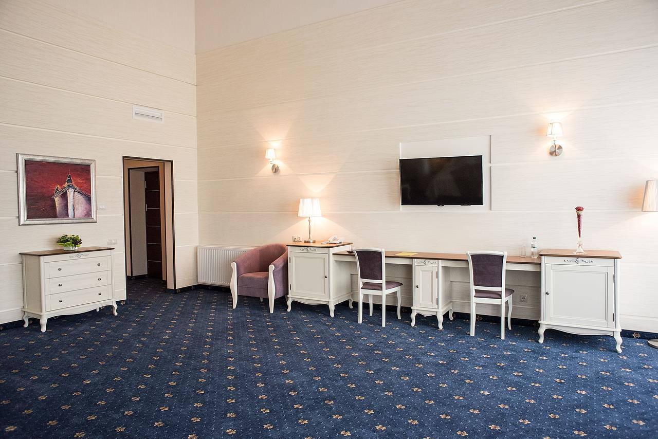Shato Hotel Chervonograd Bagian luar foto