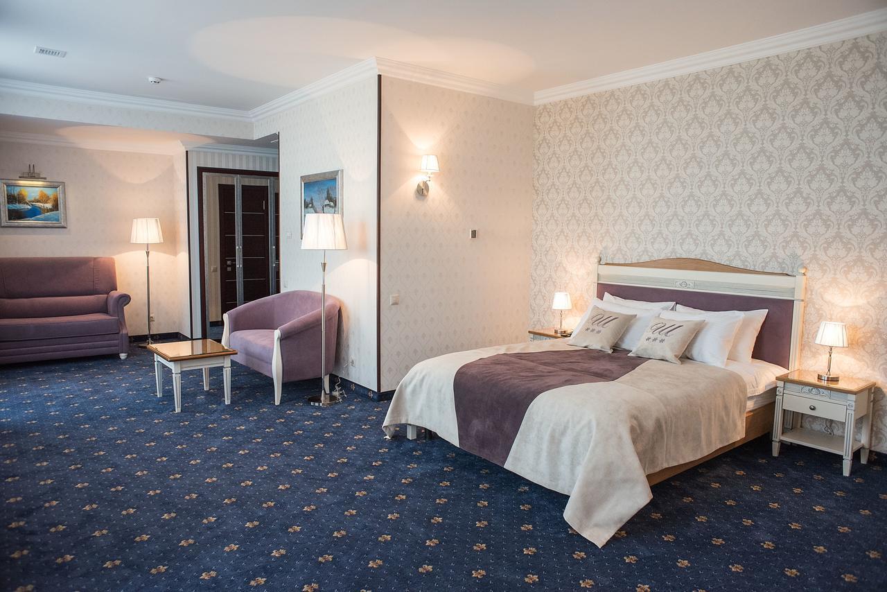 Shato Hotel Chervonograd Bagian luar foto