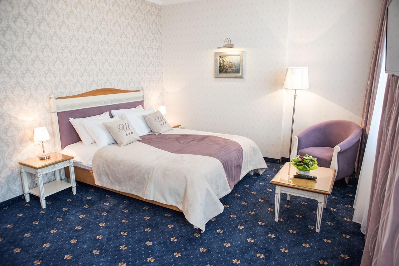 Shato Hotel Chervonograd Bagian luar foto