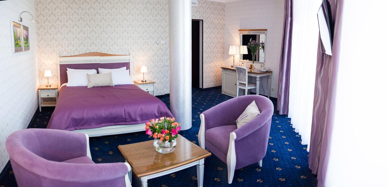 Shato Hotel Chervonograd Bagian luar foto