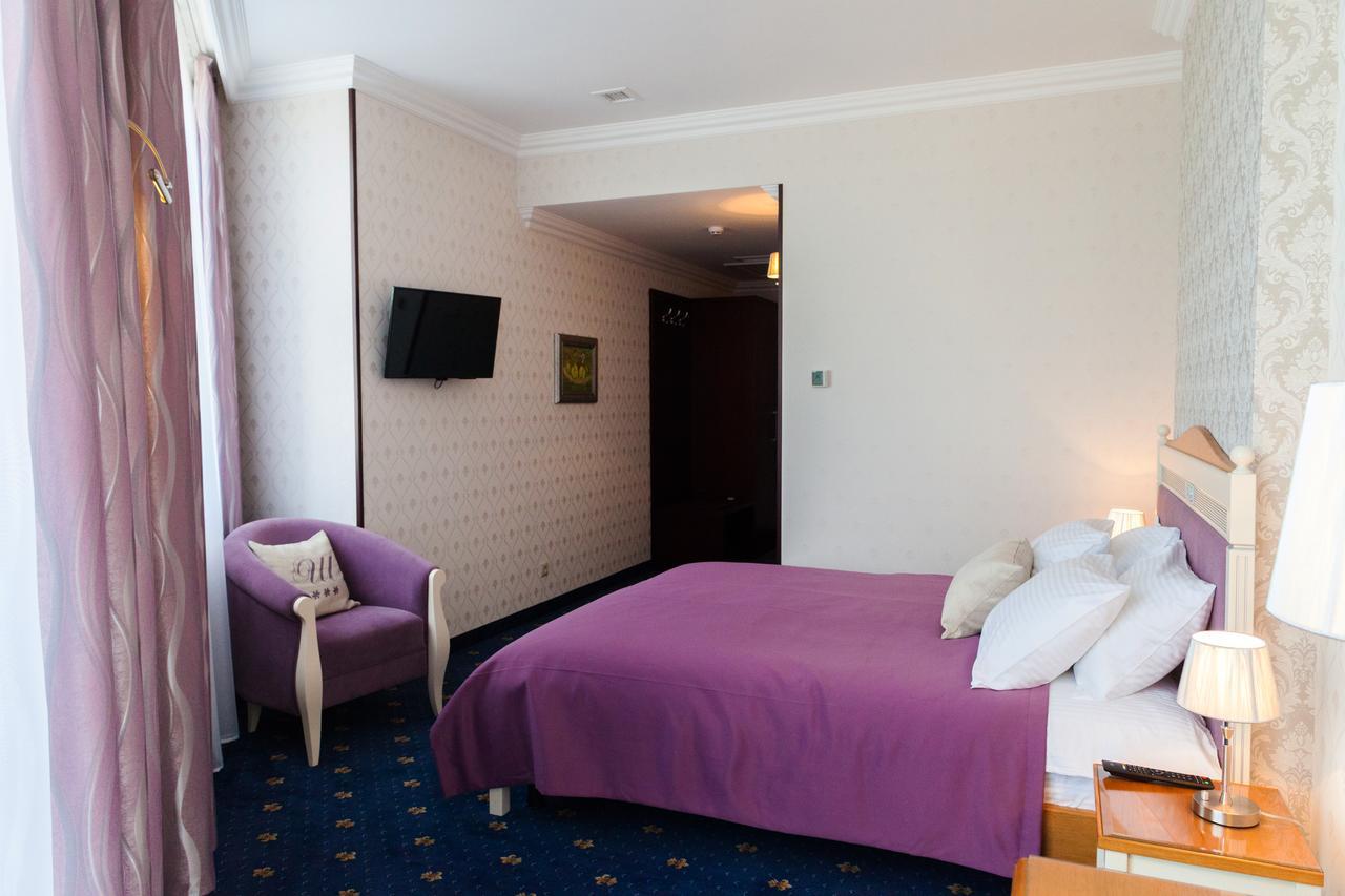 Shato Hotel Chervonograd Bagian luar foto